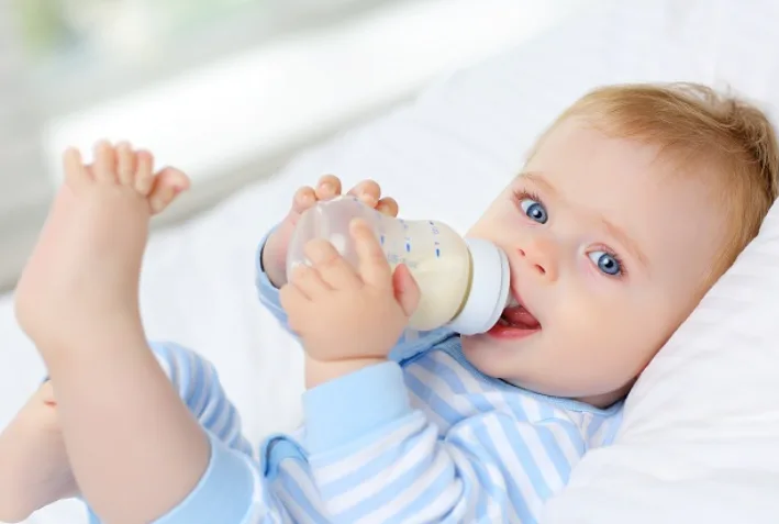 MẸ CÓ BIẾT BÉ CẦN BỔ SUNG BAO NHIÊU ML SỮA MỖI NGÀY?